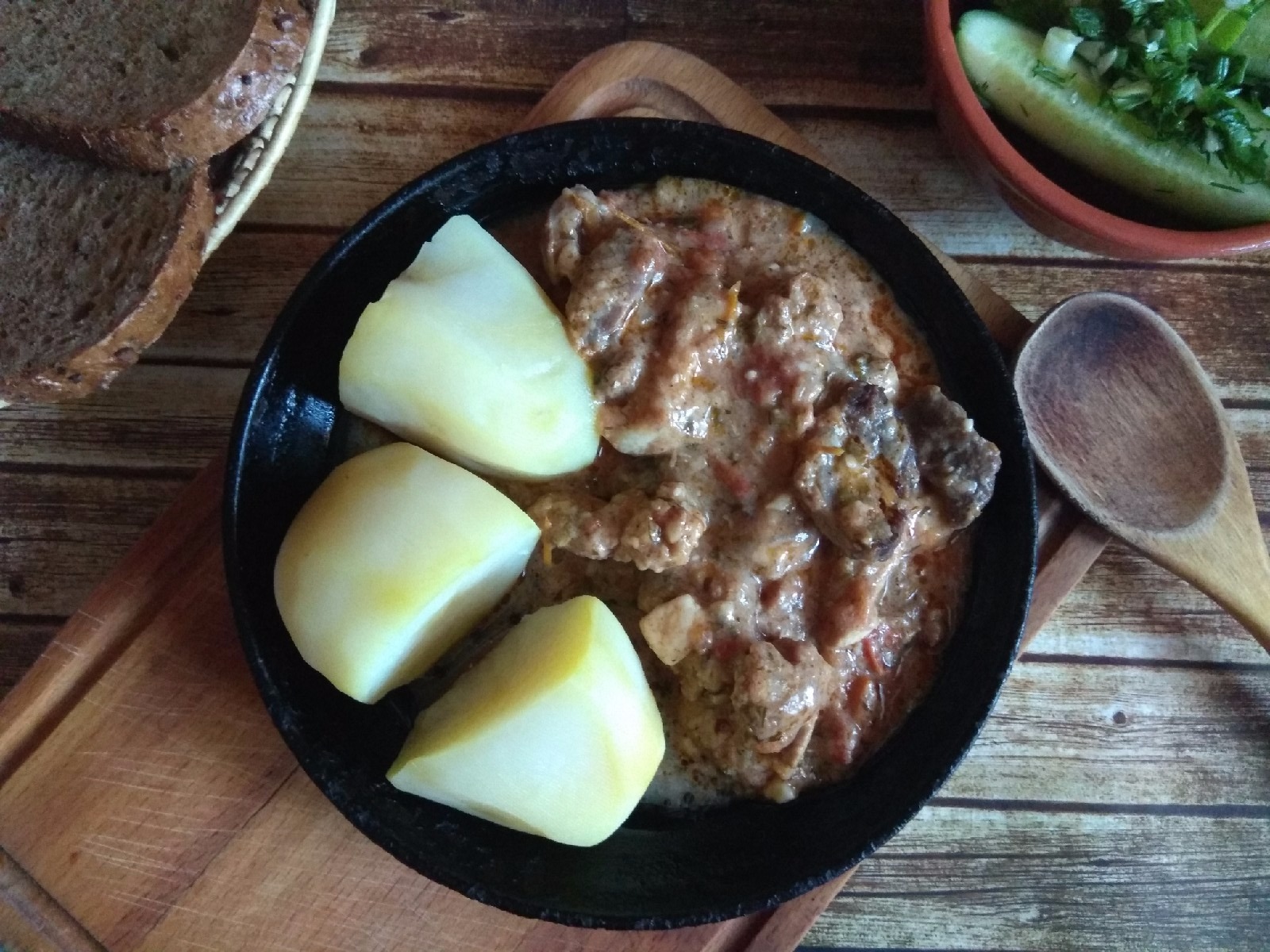 Пёркёльт (Тушеное мясо по-венгерски) Пёркёльт (Тушеное мясо по-венгерски)
