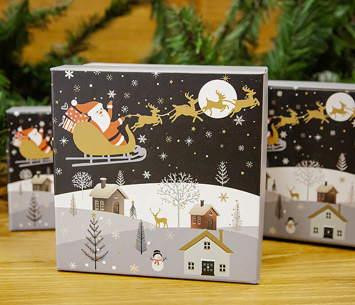 Фото - Новогодняя коробка для подарков «Дед Мороз на санях» (13*13*9 см) подарочная новогодняя коробка дед мороз на санях 13 13 9 см
