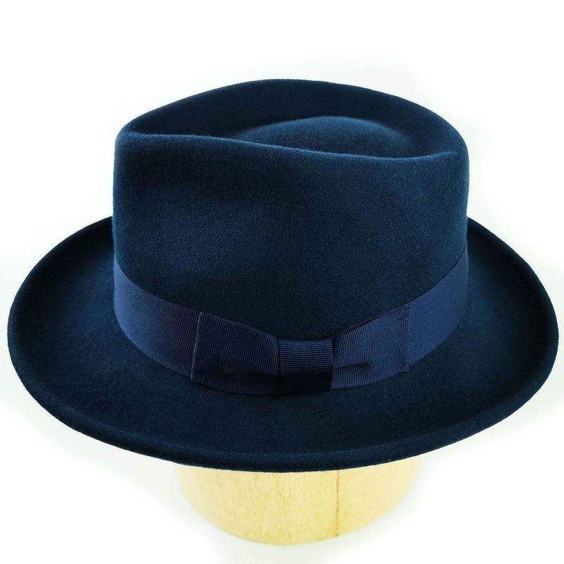 Шляпы мужские спб. Фетровая шляпа Федора. Еврейская фетровая шляпа Федора. Шляпа Хендерсон. Стильный мужчина в шляпе.