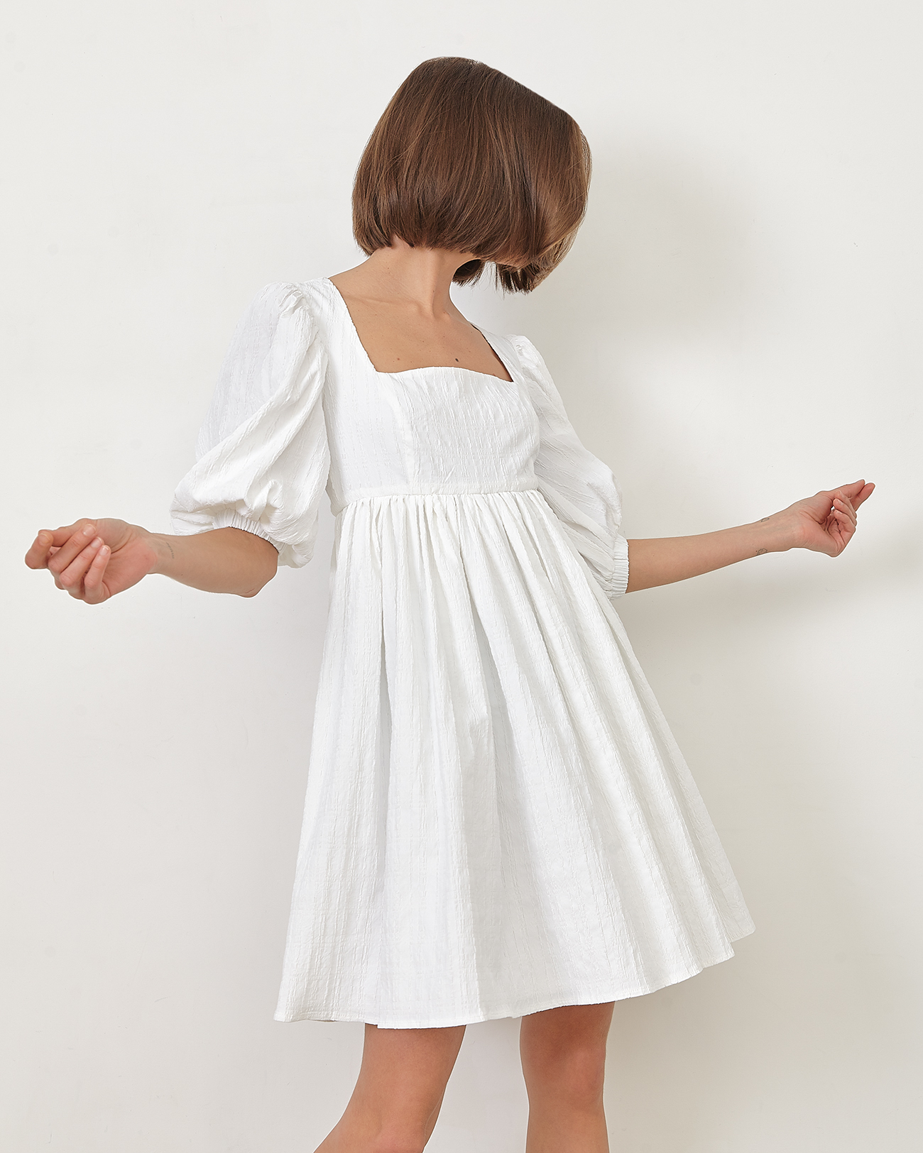 

Платье мини с квадратным вырезом белого цвета