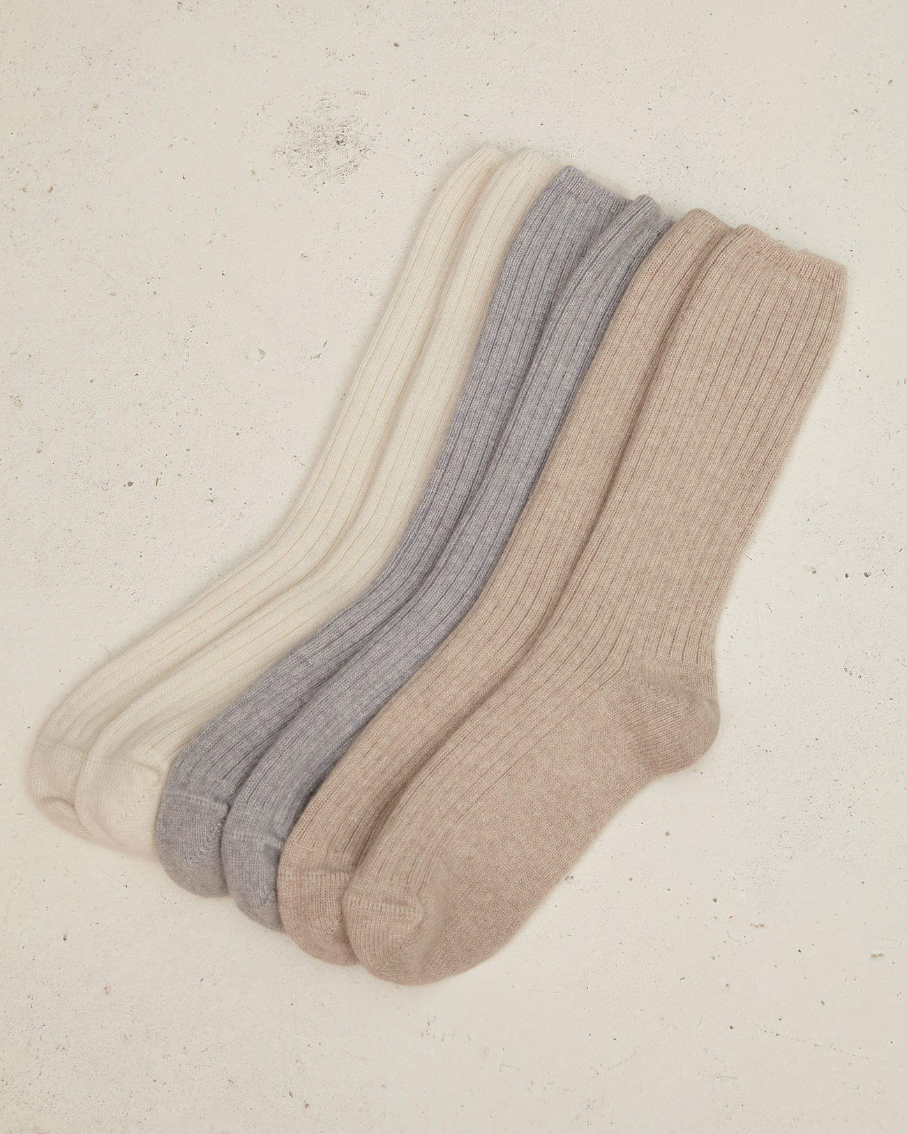 

Носки из кашемира бежевого цвета