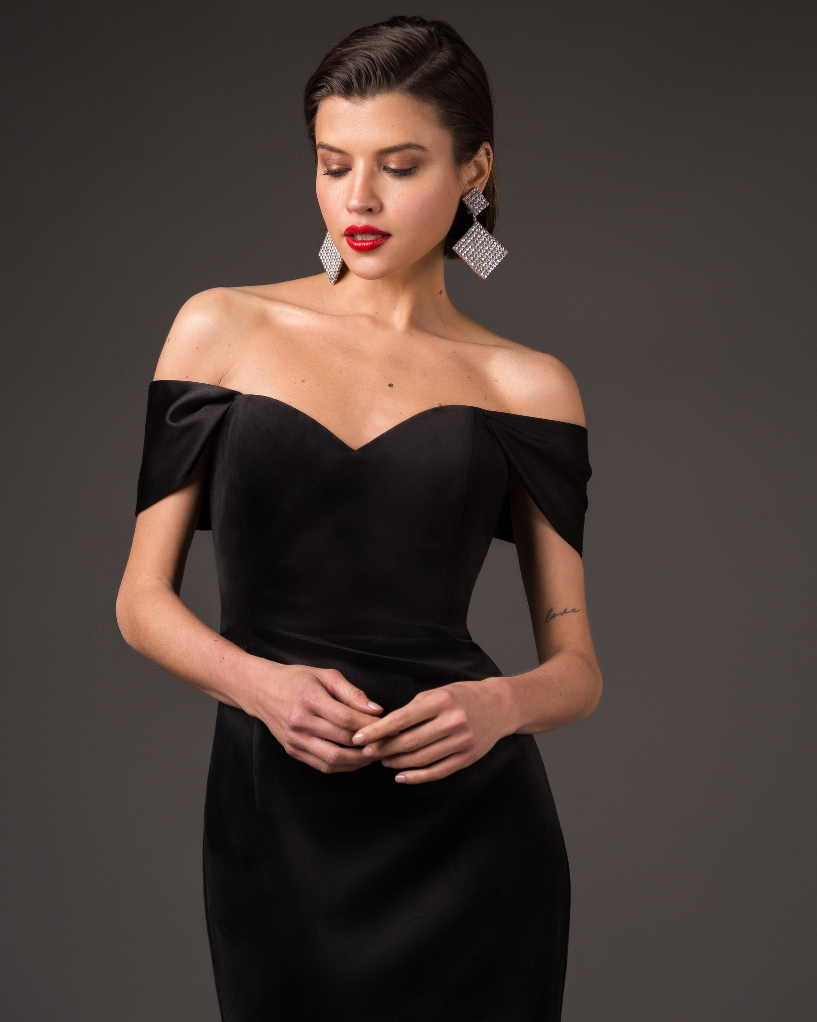 

Платье-корсет из бархата черного цвета